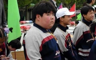 ​19年前，因一张照片走红网络的中学生小胖，后来的经历超乎你想象