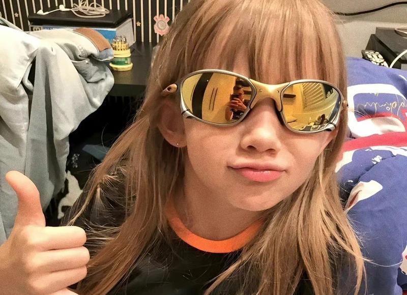 女子和男同事手拉手，丈夫把她推倒在地，头也不回就带着孩子离开