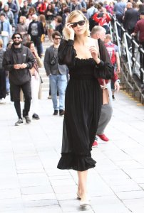 ​别被“低胸装”的名字骗了，看这些时髦精的搭配，大方时髦又高级