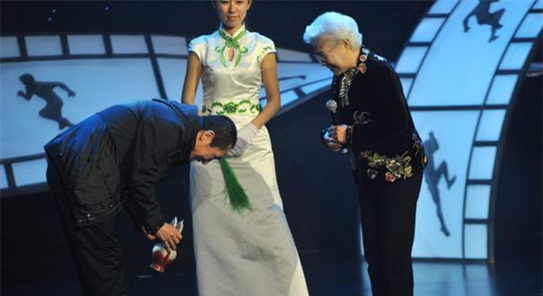 96岁秦怡近照，照顾瘫痪丈夫二十余年，如今满头白发却为戏染发！