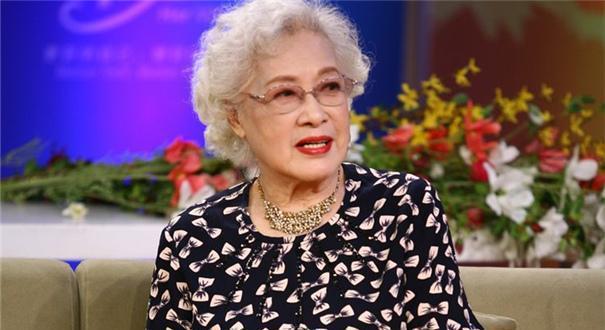 96岁秦怡近照，照顾瘫痪丈夫二十余年，如今满头白发却为戏染发！