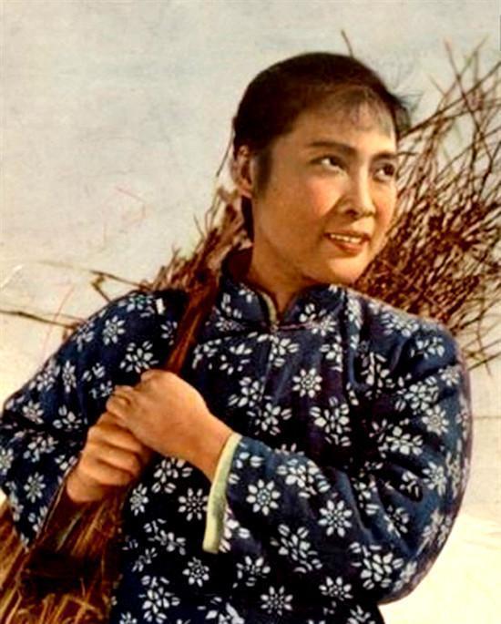 96岁秦怡近照，照顾瘫痪丈夫二十余年，如今满头白发却为戏染发！