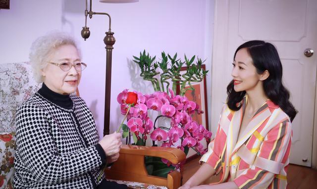 96岁秦怡近照，照顾瘫痪丈夫二十余年，如今满头白发却为戏染发！