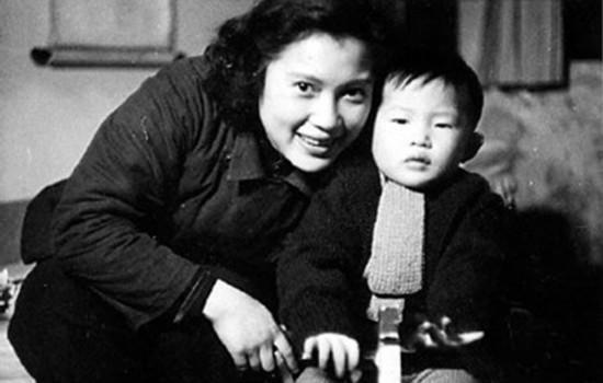 96岁秦怡近照，照顾瘫痪丈夫二十余年，如今满头白发却为戏染发！