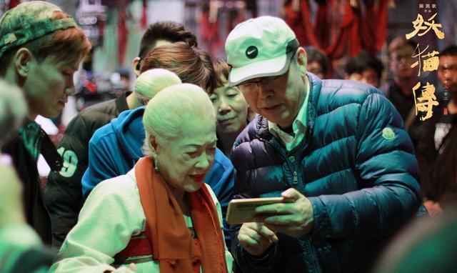 96岁秦怡近照，照顾瘫痪丈夫二十余年，如今满头白发却为戏染发！