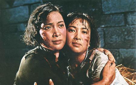 96岁秦怡近照，照顾瘫痪丈夫二十余年，如今满头白发却为戏染发！