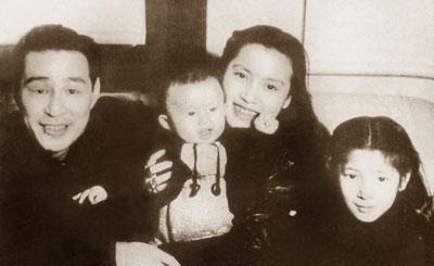 96岁秦怡近照，照顾瘫痪丈夫二十余年，如今满头白发却为戏染发！