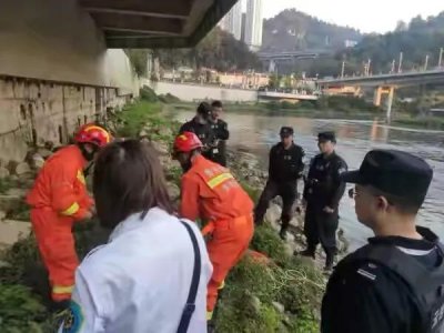 ​周海媚说年轻时很多人追（女子因催婚跳河）