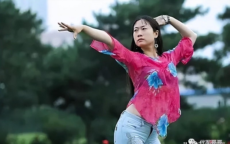 芙蓉姐姐近照(网红鼻祖芙蓉姐姐最近的照片）