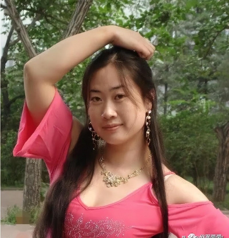芙蓉姐姐近照(网红鼻祖芙蓉姐姐最近的照片）