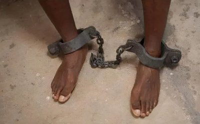 ​给犯人佩戴“组合式镣铐”违法吗？最高院赔偿委员会：不违法