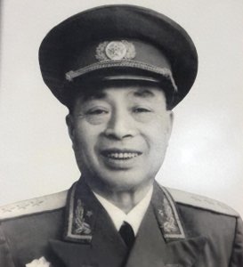 ​54年杨至成携妻到青岛休养，得知前妻伍道清在门外：快叫她进来