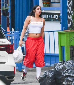 ​麦当娜26岁女儿放飞自我！穿露脐小背心肚腩惹眼，腋毛也不刮