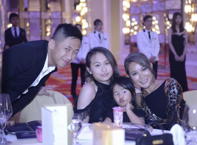 洗米嫂正宫地位稳固,她学甘比徐子淇做慈善,洗米华家人到场支持