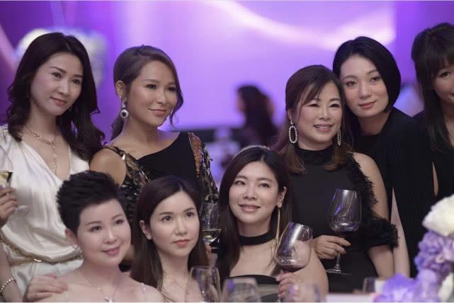 洗米嫂正宫地位稳固,她学甘比徐子淇做慈善,洗米华家人到场支持