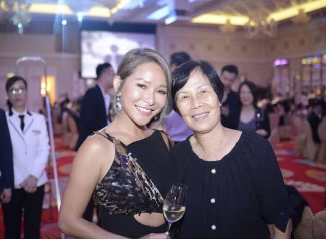 洗米嫂正宫地位稳固,她学甘比徐子淇做慈善,洗米华家人到场支持