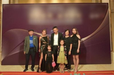 ​洗米嫂正宫地位稳固，她学甘比徐子淇做慈善，洗米华家人到场支持