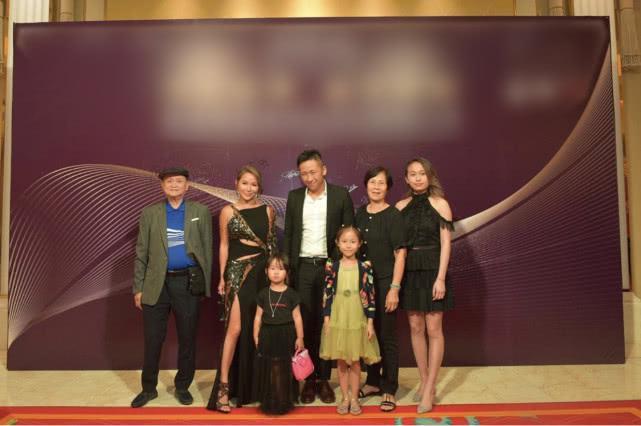 洗米嫂正宫地位稳固,她学甘比徐子淇做慈善,洗米华家人到场支持