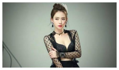 戚薇正面回答网友问题,贴双眼皮了吧?戚薇:老子是割的怎么了