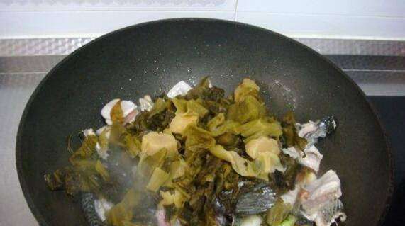 做鱼前腌鱼放什么调料,做鱼前怎么腌鱼入味要多久图7