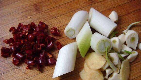 做鱼前腌鱼放什么调料,做鱼前怎么腌鱼入味要多久图6