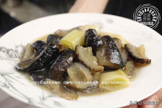 家常葱烧海参做法窍门(葱烧海参要不要焯水后红烧)(1)