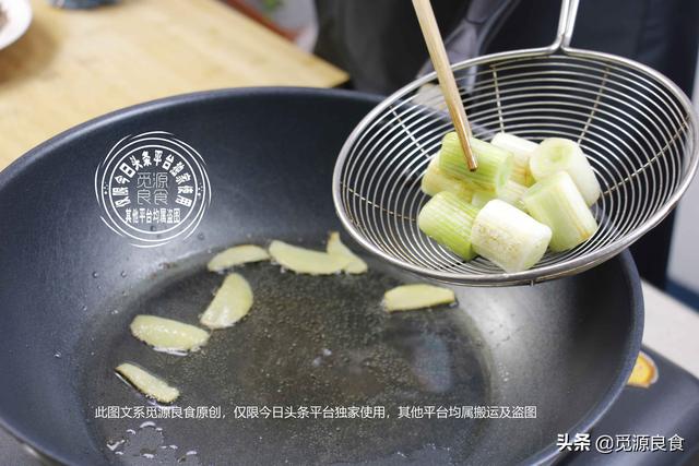 家常葱烧海参做法窍门(葱烧海参要不要焯水后红烧)(7)