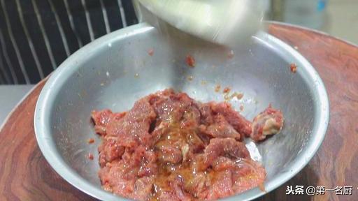 教你怎么做青椒炒牛肉(大厨教你做青椒炒牛肉好吃下饭的诀窍)(14)