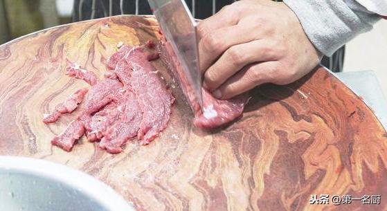 教你怎么做青椒炒牛肉(大厨教你做青椒炒牛肉好吃下饭的诀窍)(2)