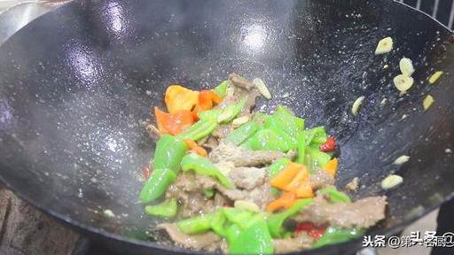 教你怎么做青椒炒牛肉(大厨教你做青椒炒牛肉好吃下饭的诀窍)(19)