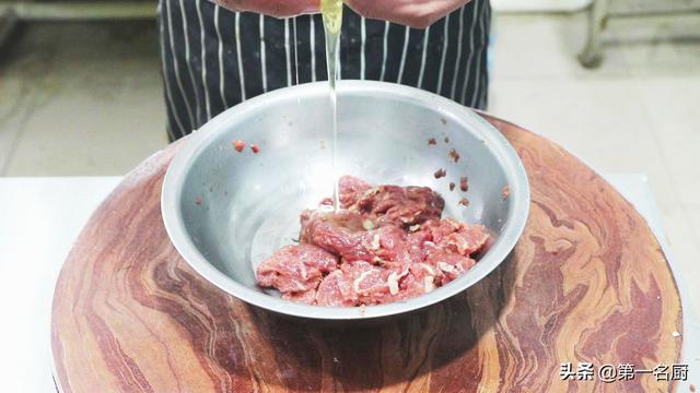 教你怎么做青椒炒牛肉(大厨教你做青椒炒牛肉好吃下饭的诀窍)(11)