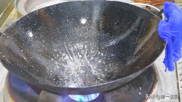 教你怎么做青椒炒牛肉(大厨教你做青椒炒牛肉好吃下饭的诀窍)(17)