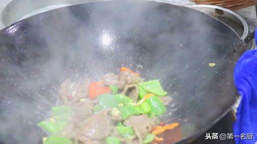 教你怎么做青椒炒牛肉(大厨教你做青椒炒牛肉好吃下饭的诀窍)(18)