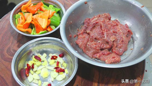 教你怎么做青椒炒牛肉(大厨教你做青椒炒牛肉好吃下饭的诀窍)(15)