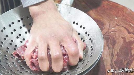 教你怎么做青椒炒牛肉(大厨教你做青椒炒牛肉好吃下饭的诀窍)(4)