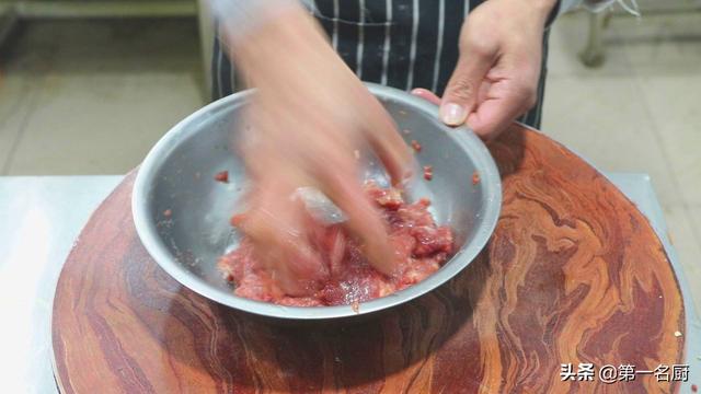 教你怎么做青椒炒牛肉(大厨教你做青椒炒牛肉好吃下饭的诀窍)(12)