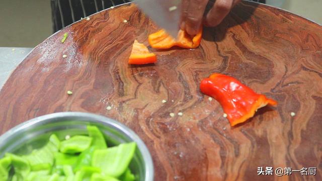 教你怎么做青椒炒牛肉(大厨教你做青椒炒牛肉好吃下饭的诀窍)(9)