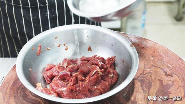 教你怎么做青椒炒牛肉(大厨教你做青椒炒牛肉好吃下饭的诀窍)(7)