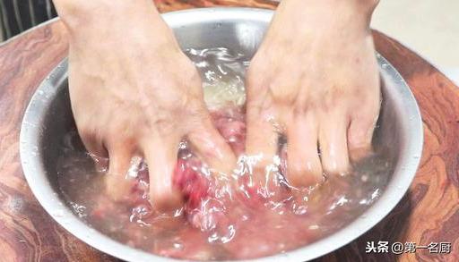 教你怎么做青椒炒牛肉(大厨教你做青椒炒牛肉好吃下饭的诀窍)(3)