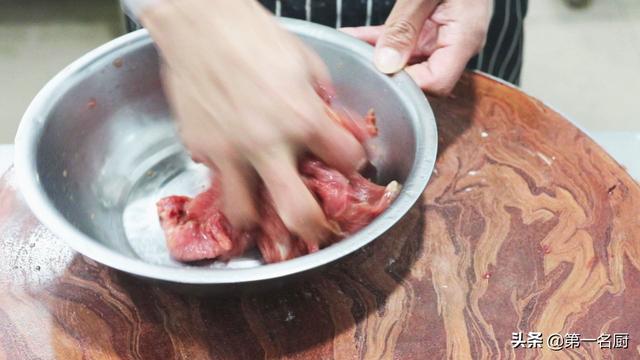 教你怎么做青椒炒牛肉(大厨教你做青椒炒牛肉好吃下饭的诀窍)(5)