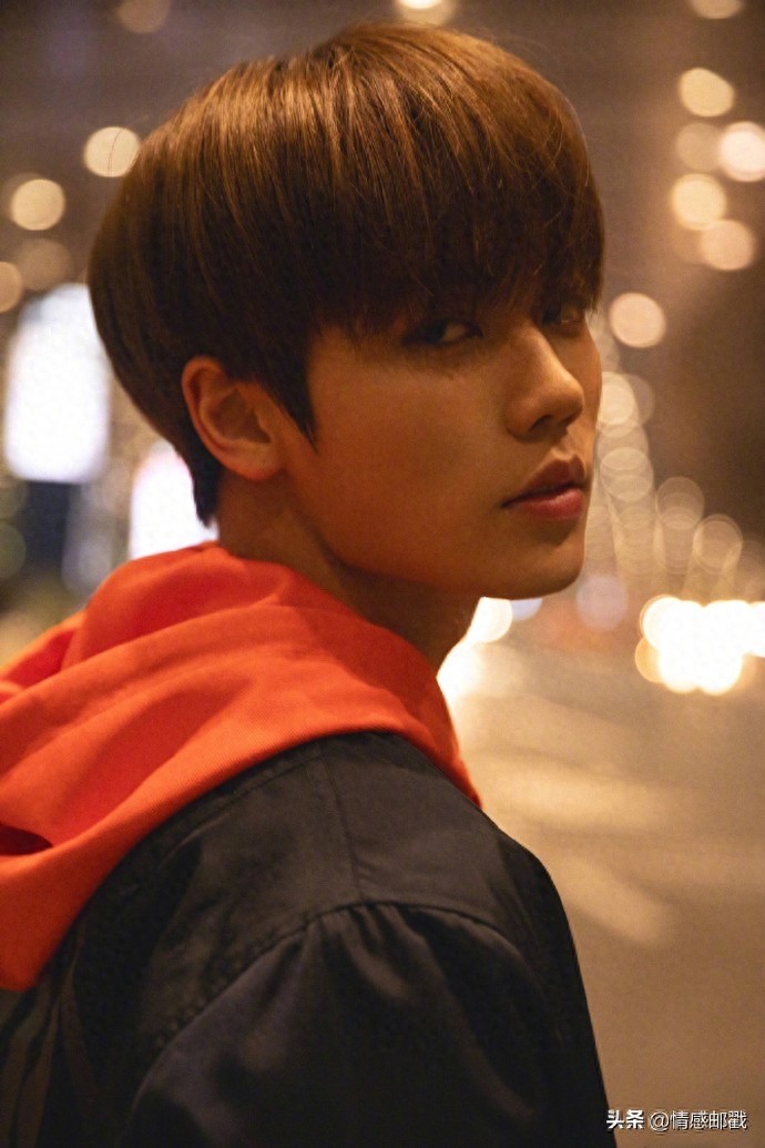 林彦俊街头黑衣酷帅风，衬衣深情款款男友风，刚柔并济的多变少年