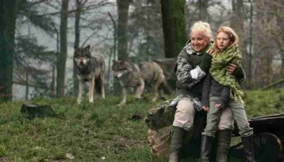 《孤女·狼·纳粹》:由同情到愤怒,引来的是众人的审视