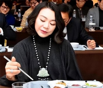 ​赵显娥事件后的社会反思：坚果风波背后的人性与规则