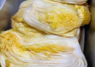 腌酸菜,只放盐是外行,牢记3个窍门,酸爽可口,放1年不烂不生花