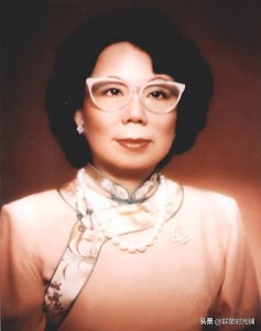 ​香港第一钟表富商千金庄月明，31岁下嫁李嘉诚，风光半生凄惨离世