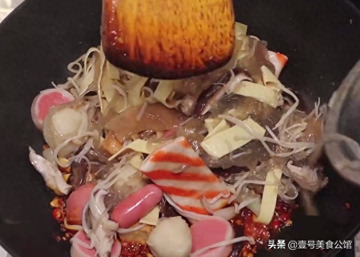 在家教你做好吃的麻辣烫，鲜辣味美，食材丰富，不错的家常美食