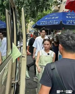 ​何超莲街拍照曝光:真人又矮又瘦，皮肤远不及路人。路人:我羡慕她