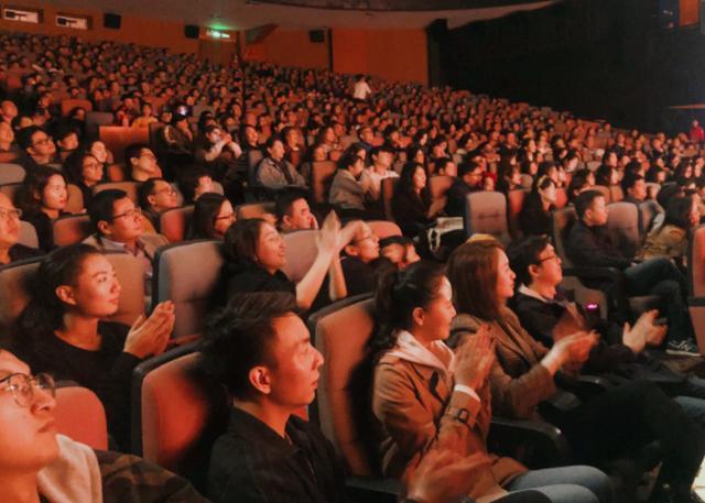 《相声有新人》选手陈印泉窦晨光等齐聚相声新势力，深圳演出成功