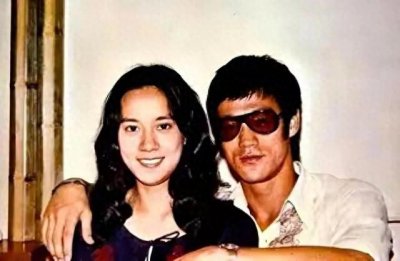 ​李小龙死在她床上，向华强娶她为妻，这个叫丁佩的女人有多狠？