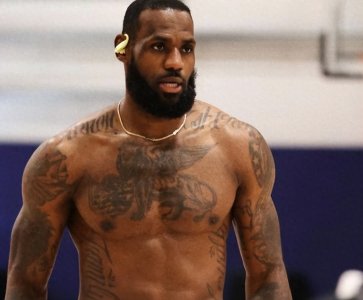 詹姆斯肌肉被誉为球员天花板,为何几乎看不到腹肌和胸肌?